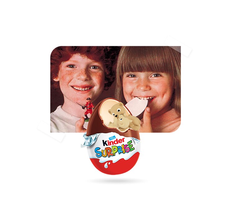 Campagne publicitaire Kinder Surprise des années 70 représentant des énfants avec le produit