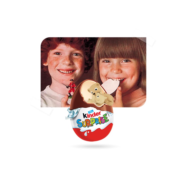 Campagne publicitaire Kinder Surprise des années 70 représentant des énfants avec le produit