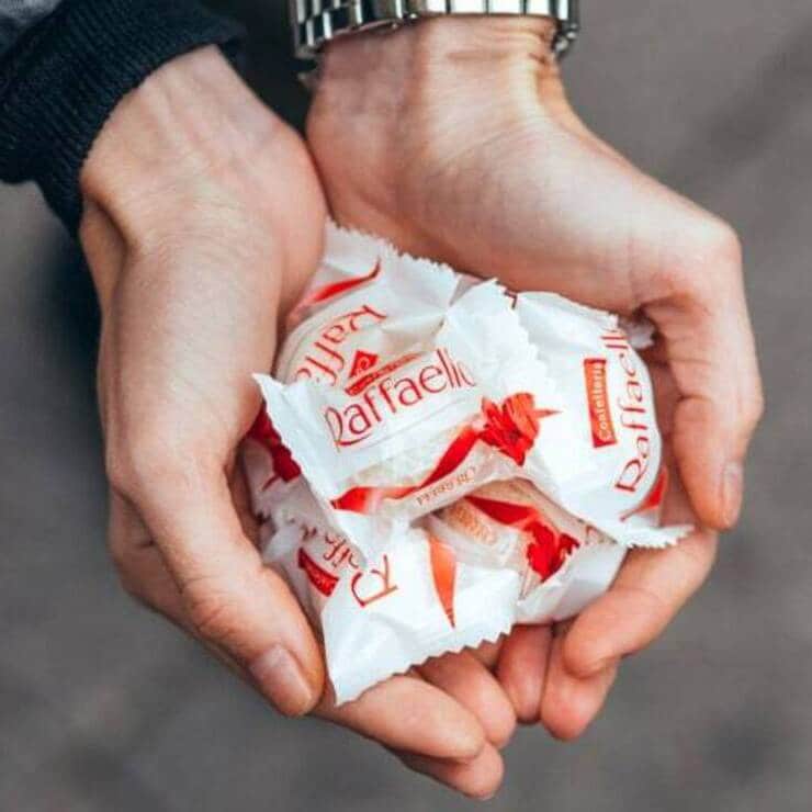 raffaello-in-hands_box2